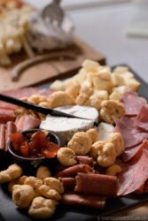 The Tasters Club Tasting Day #36 with exclusive Islay bottlings. Lagavulin 11 yo Offerman Edition, Lagavulin Islay Jazz Festival 2017, Caol Ila Distillery Exclusive 2018, Port Charlotte RIC: 01 2006 The Distillery Valinch 13 yo The Tasters Club Tasting Day 36 Islay whisky tasting cold cuts Sary